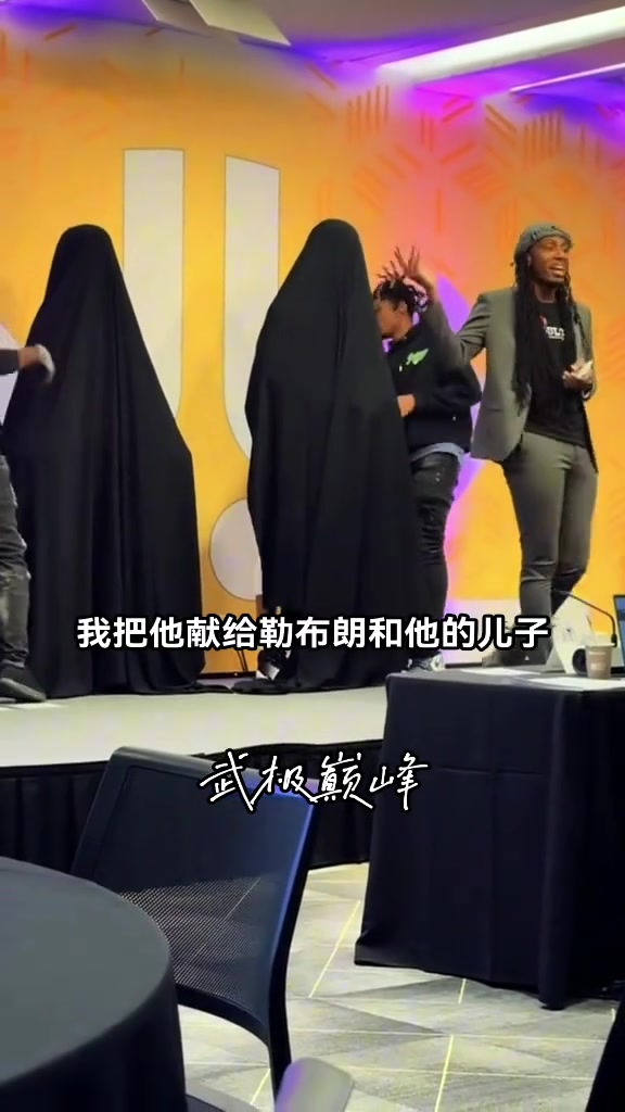 歷史上首個父子蠟像亮相藝術(shù)家在發(fā)布會展示詹姆斯父子蠟像