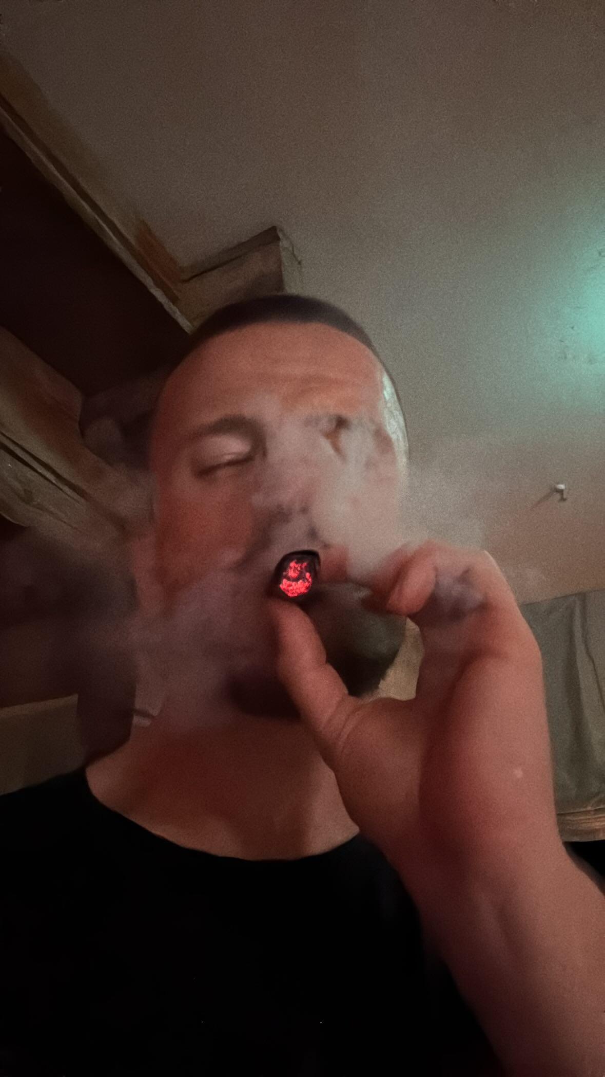 首嘗冠軍滋味，拜仁后衛(wèi)戴爾曬抽雪茄自拍照