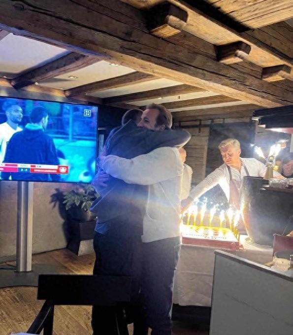 拜仁CEO贊凱恩奪冠力，祝賀球隊及孔帕尼教練組