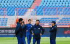 泰山隊合練23人，王、雷缺席，后防調(diào)整，崔康熙指導(dǎo)要求明確。