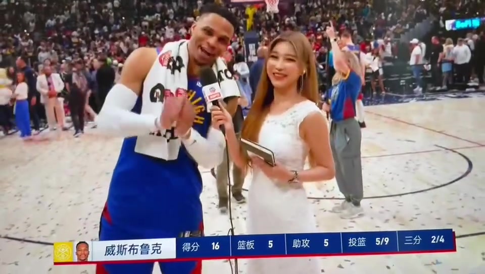 永遠的唐裝威少威少賽后向中國球迷比心太愛你們了再見?
