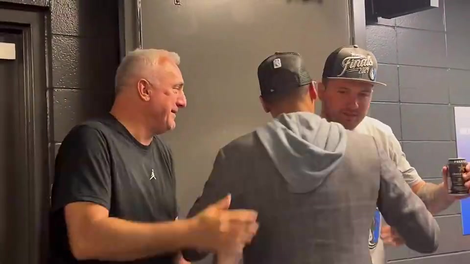 體重管理堪憂上季獨(dú)行俠晉級西決之后東契奇喝飲料被沒收