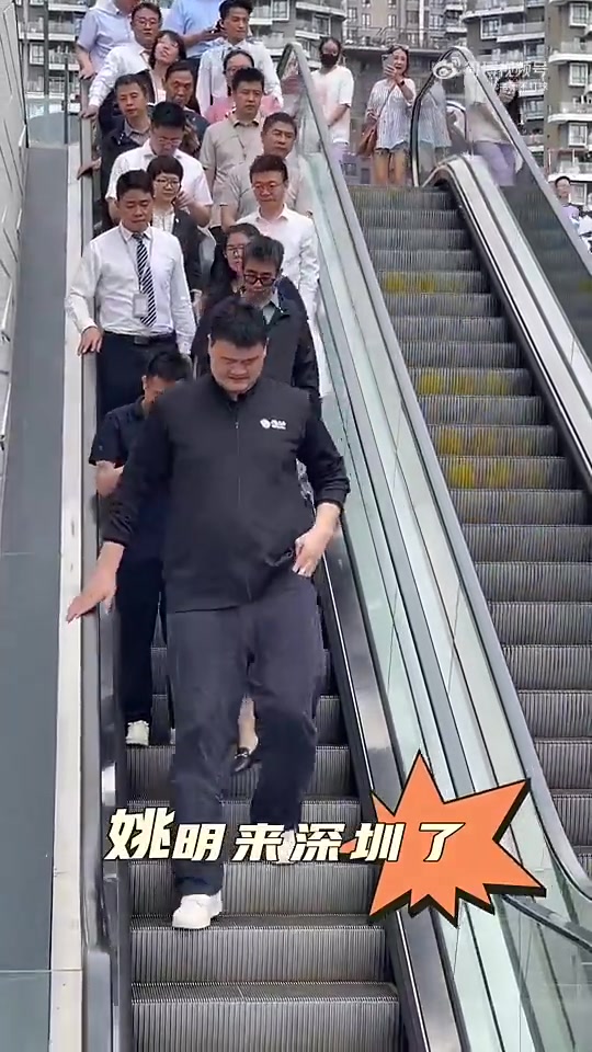 2米26的姚明上中巴和我們普通人上suv差不多啊