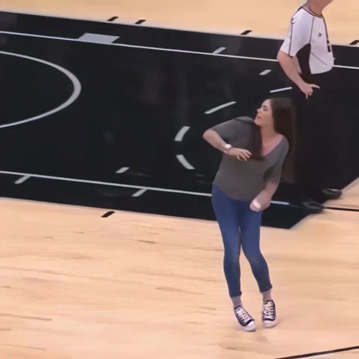 WNBA普拉姆在馬刺主場扔毛巾名場面