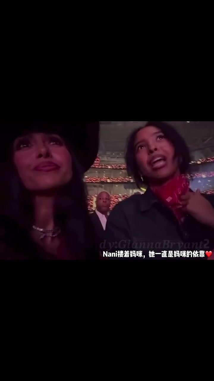 開心的摟在一塊瓦妮莎和大女兒娜娜一起去看碧昂絲演唱會