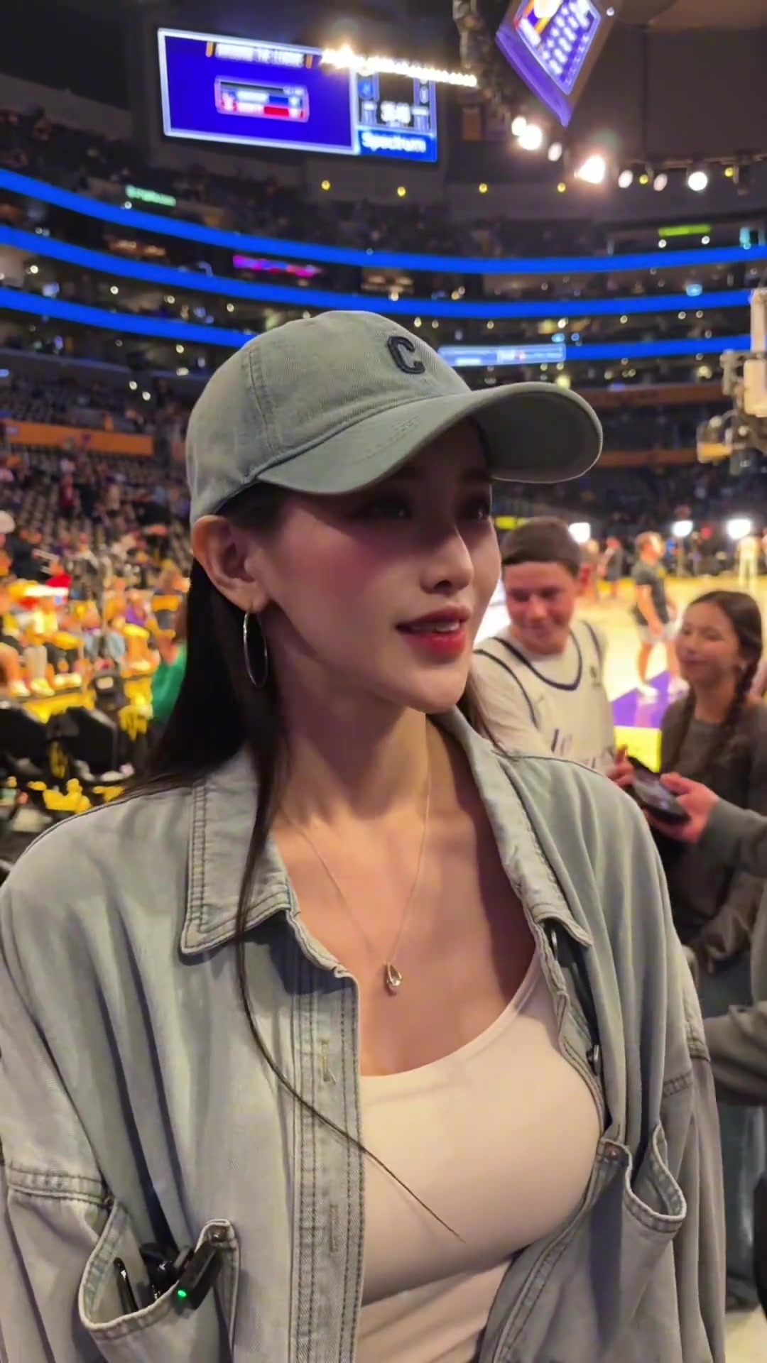 湖人主場的寶島美女球迷有夠水靈哦