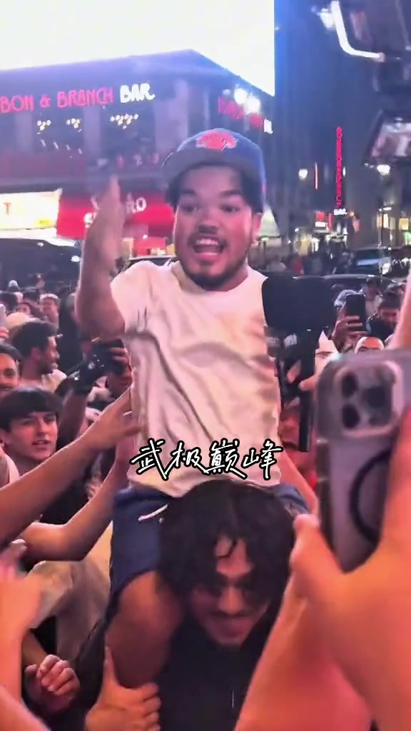 長(zhǎng)相酷似唐斯的球迷帶領(lǐng)大家高喊尼克斯四場(chǎng)晉級(jí)