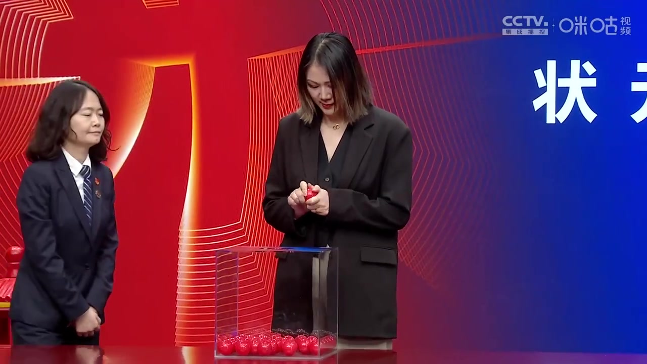 江苏男篮的女经(jīng)理参加抽签这顏值和身材真不错呀