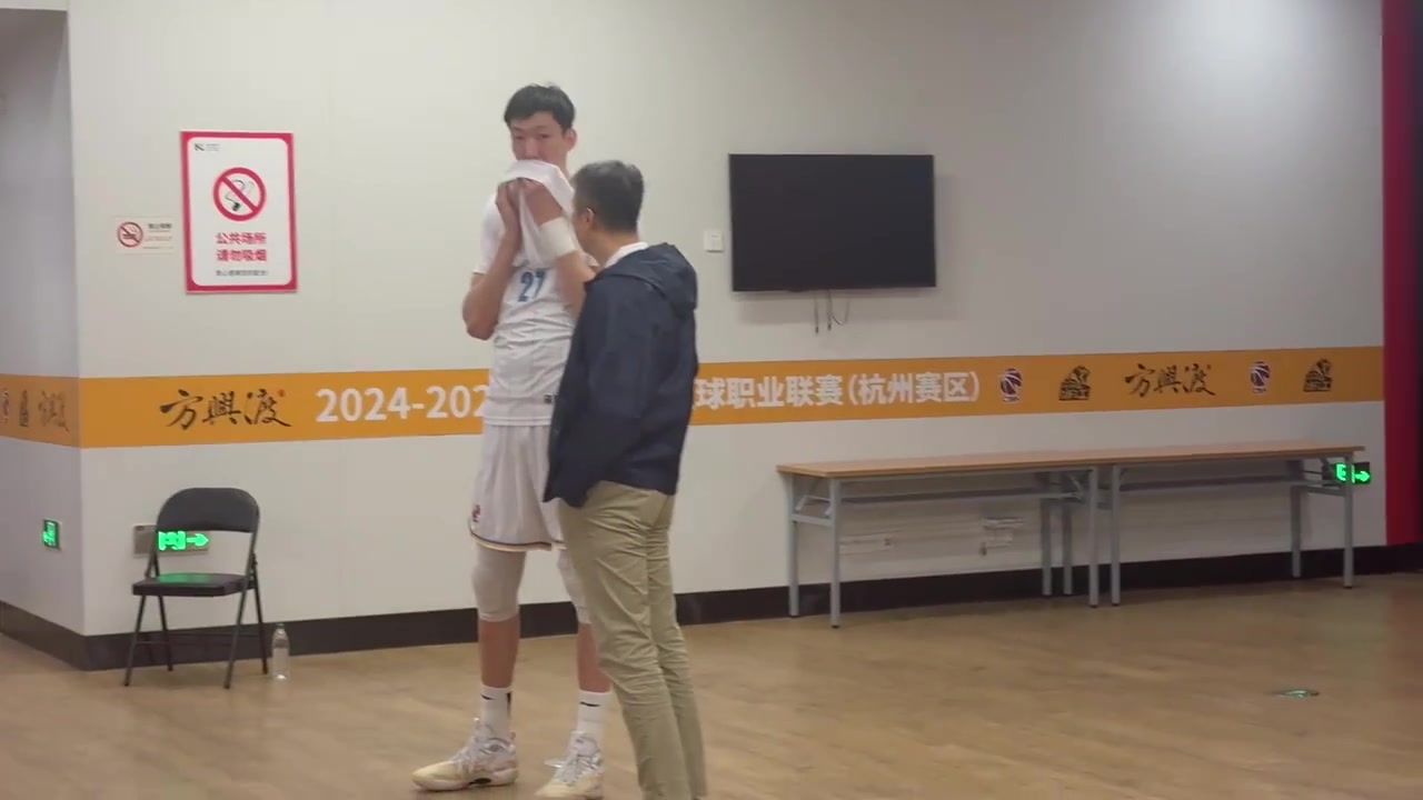 聊啥呢男篮主教练郭士强(qiáng)前来观看CBA总决赛并与周琦热聊