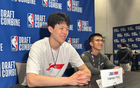 楊瀚森進(jìn)NBA需提升語(yǔ)言情商，借鑒阿聯(lián)周琦經(jīng)驗(yàn)。